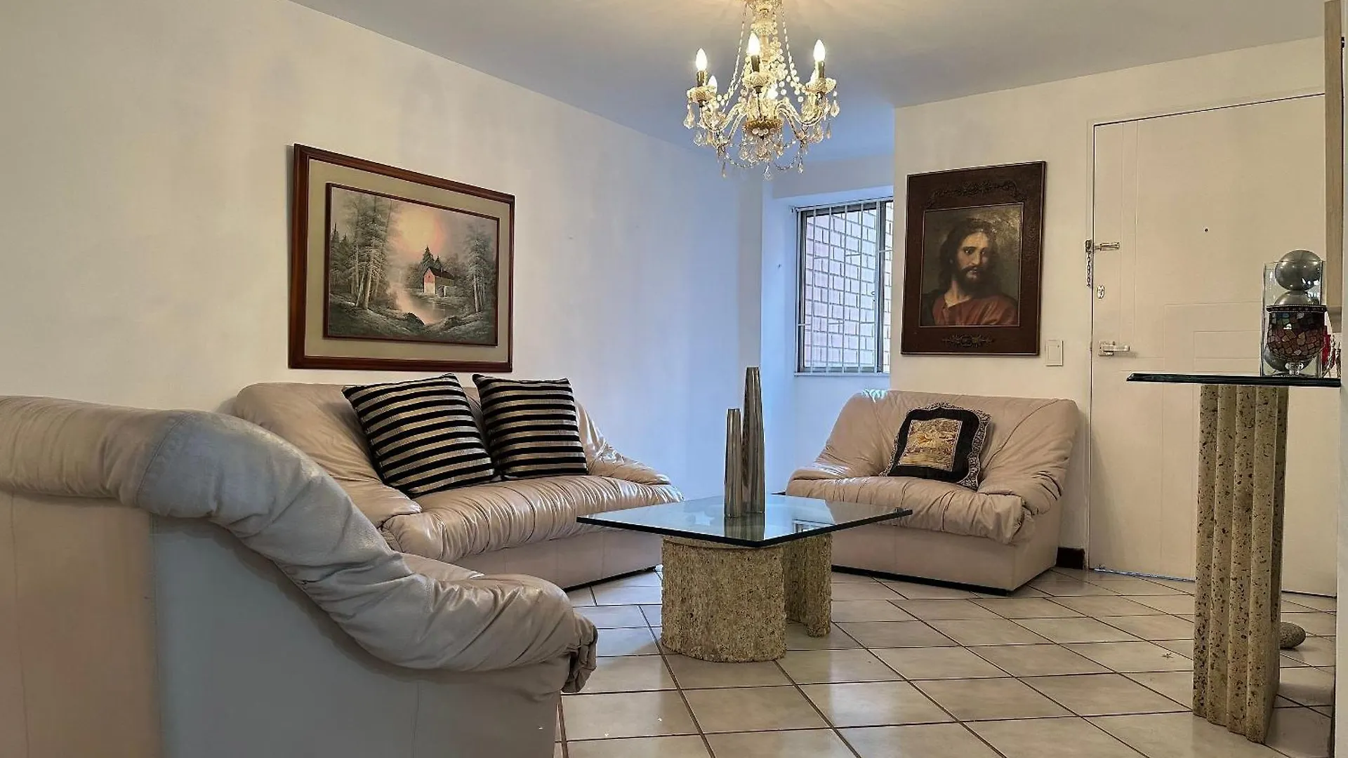 Espacioso Apartamento En El Corazon De Medellin